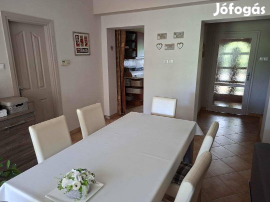 Otthonos családi ház nagyon jó környéken