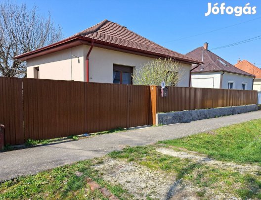 Otthonos ház szép környezetben