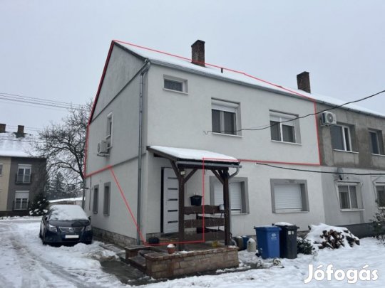 Otthonos tégla lakás, kerttel, garázzsal, Szentlőrincen