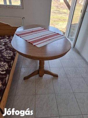 Ovális 6 személyes bükk asztal 