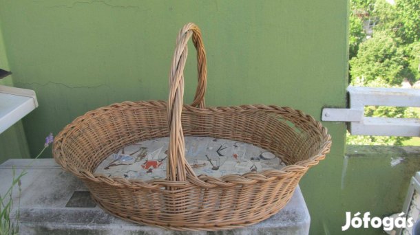 Ovális, fa betétes, vesszőfonott kosár
