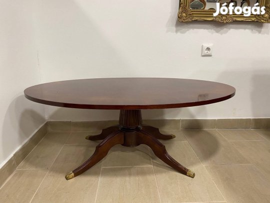 Ovális dohányzóasztal