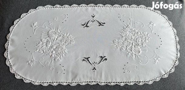 Ovális hímzett terítő