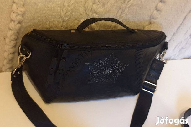 Övtáska, retikül. Fekete valódi bőr, ezüst virággal, bőrfűzéssel. Új,
