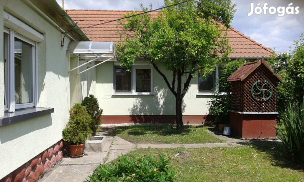 PANORÁMÁS, FELÚJÍTOTT CSALÁDI HÁZ ELADÓ PANNONHALMÁN  NAGY TERASSZAL