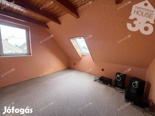 PETŐFIVÁROSBAN TÁGAS CSALÁDI HÁZ ELADÓ!