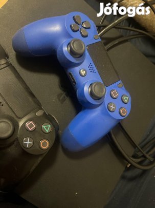 PS4 két kobtrollerrel