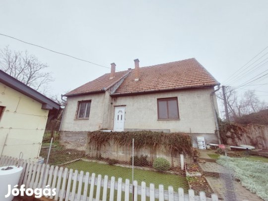 Pcel, Kun J utca, 150 m2-es, 2 genercis, csaldi hz, 3+3 szobs