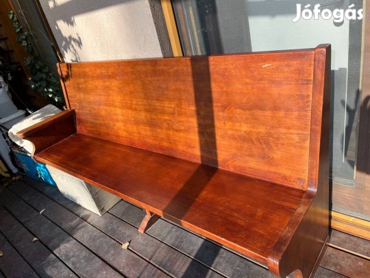 Pad barna színben fából