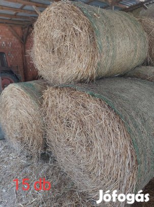 Pajta alatt tárolt szalma bála