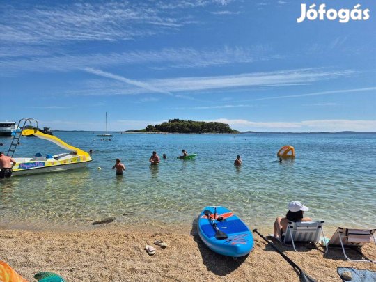 Pakostaneban 2+2 fős apartman kiadó Zadartól 35 km