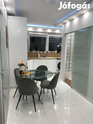 Paks, Babits M. utcában 2 szobás felújított lakás eladó