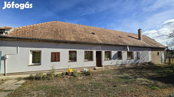 Paks, Báthory utcában családi ház nagy telekkel ELADÓ!