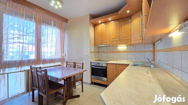 Paks, Kurcsatov utcában két és fél szobás földszinti lakás ELA 1061_gz