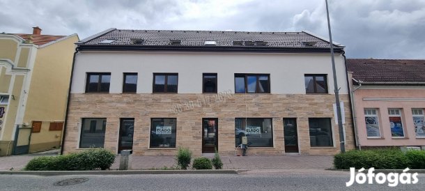 Paks, főutcáján 61,5 m2-es új építésű üzlethelyiség ELADÓ! 881_gz