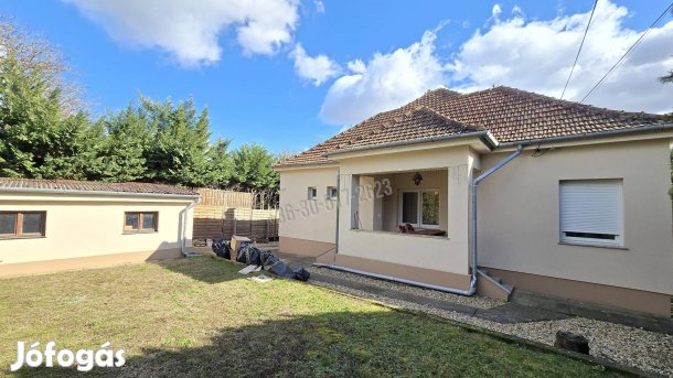 Paks, kedvelt családiházas utcályában felújított családiház KI 1051_gz