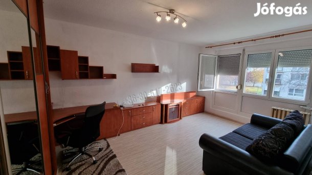 Paks, lakótelep központjában első emeleti két szobás lakás ELA 1059_gz