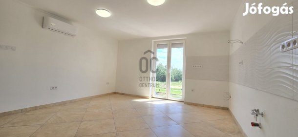Pakson 2,5 szobás felújított, második emeleti téglalakás eladó.