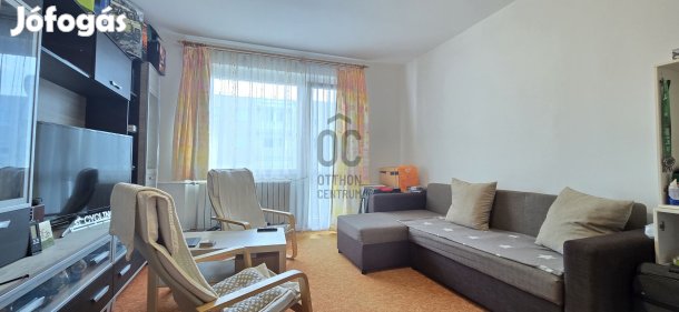 Pakson kétszobás, kéterkélyes lakás eladó.