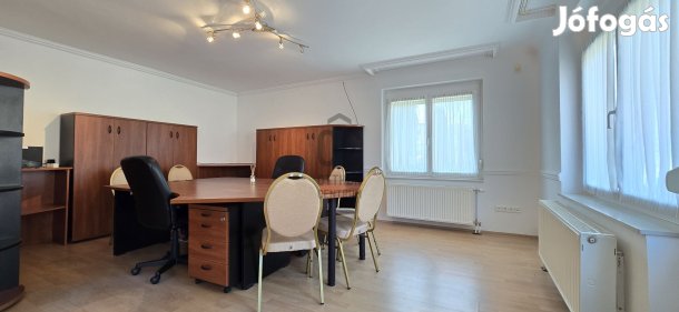 Pakson lakhatásra, vállalkozásra is alkalmas épület eladó