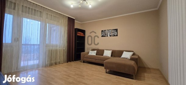 Pakson téglaépítésű háromszobás erkélyes lakás eladó