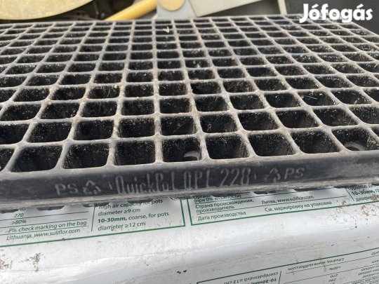 Palánta nevelő tálca