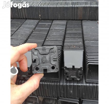 Palántanevelő műanyag cserép