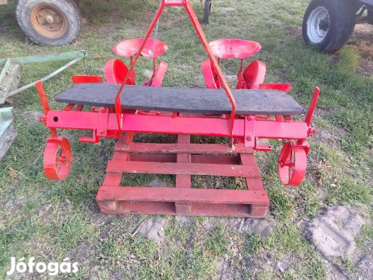 Palántázó ültetőgép palántafogó levelekkel