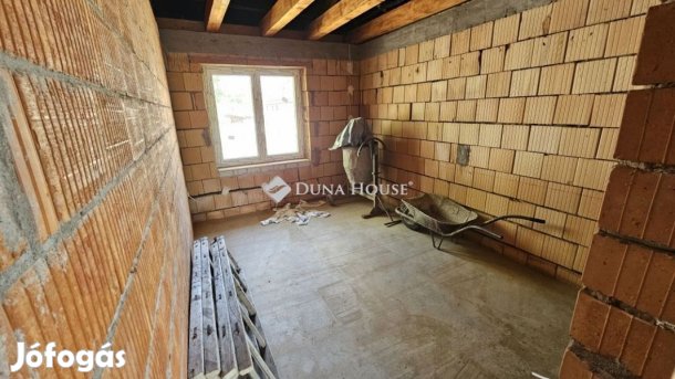 Pálfa csendes központi részén családiház eladó