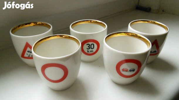 Pálinkás kupica KRESZ közlekedési tábla mintás porcelán vicces pohár