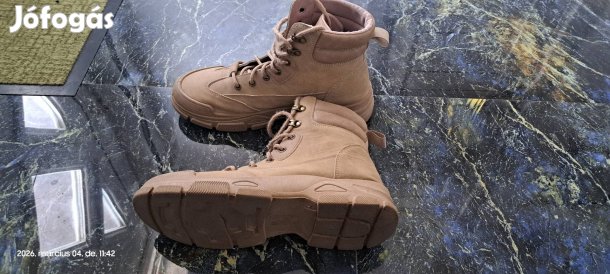 Palladium jellegű 42-42.5 méretű átmeneti bakancs eladó 