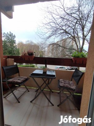 Palotavárosban 2 szobás, erkélyes lakás eladó