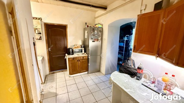 Pánd csendes, természetközeli részén felújítandó családi ház eladó!