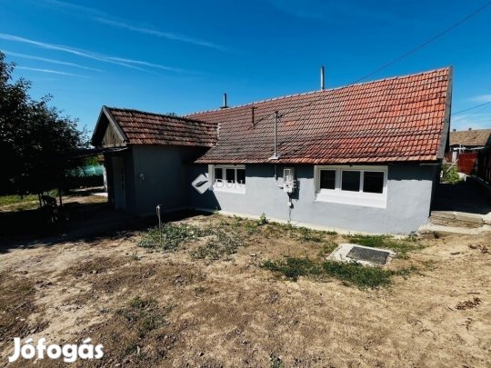 Pándi 74 nm-es ház eladó