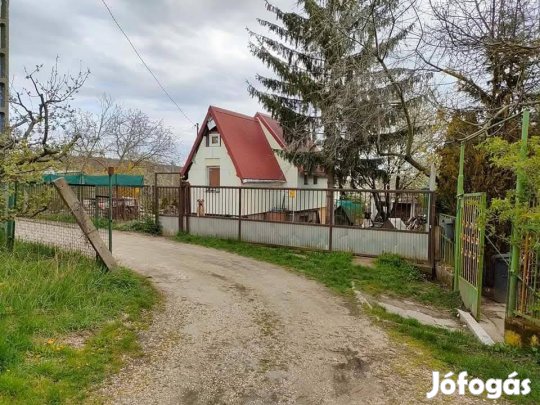Panel helyett saját kert Páty Mézeshegy, telek épülettel