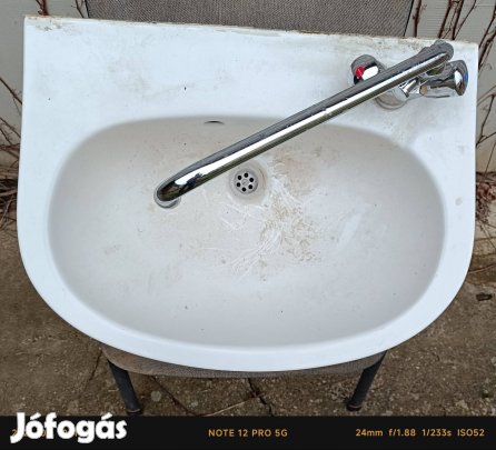 Panelházi mosdó csapteleppel eladó 
