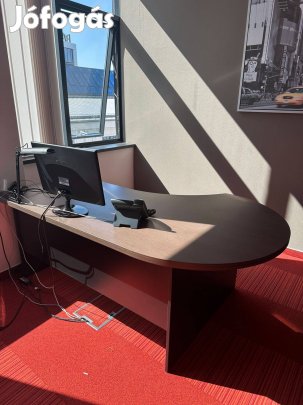 Panellábas vezetői íróasztal