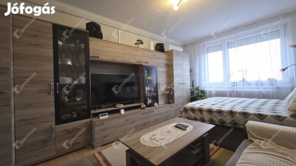 Panelprogramos 2+1 fél szobás,igényesen felújított lakás a Középszeren