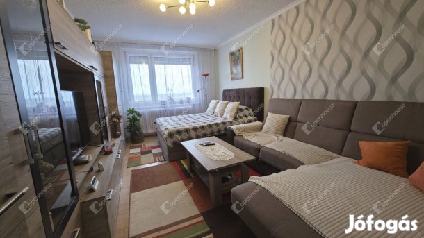 Panelprogramos 2+1 fél szobás,igényesen felújított lakás a Középszeren