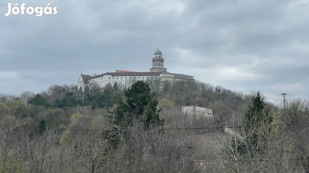 Pannonhalmán csodás kilátással a Főapátságra 7952 m2-es belterületi