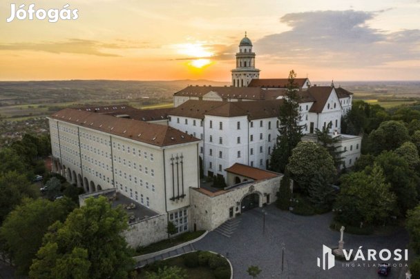 Pannonhalmi Főapátság közelében családi ház nagy telekkel!
