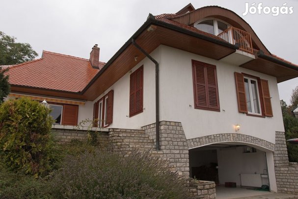 Panoráma felső szinten - eladó családi ház az erdő alatt Vonyarcon