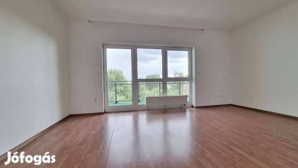 Panorámás, erkélyes otthon a Pláza közelében