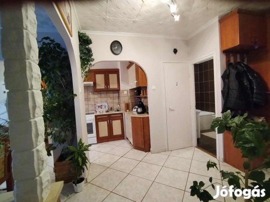 Panorámás, gyönyörűen felújított lakás eladó Besztercén!