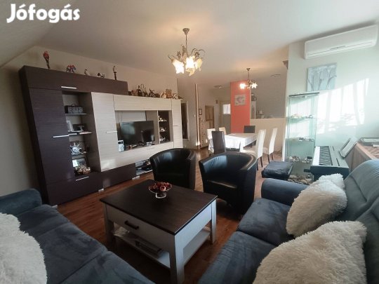 Panorámás, kertkapcsolatos lakás eladó Vác, Cserje utca