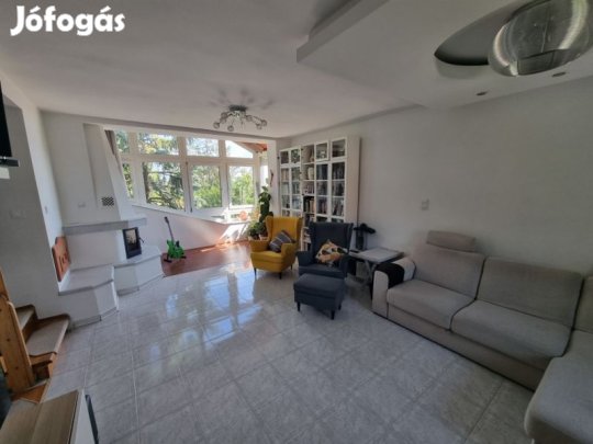 Panorámás, madárcsicsergős otthon a Mecsek csendes utcájában