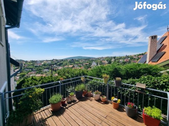 Panorámás, madárcsicsergős otthon a Mecsek csendes utcájában