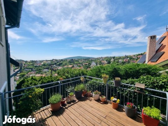 Panorámás, madárcsicsergős otthon a Mecsek csendes utcájában