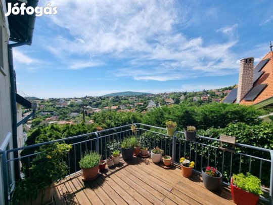 Panorámás, madárcsicsergős otthon a Mecsek csendes utcájában