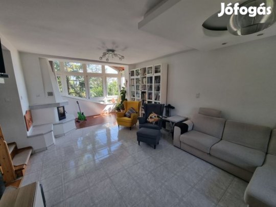 Panorámás, madárcsicsergős otthon a Mecsek csendes utcájában